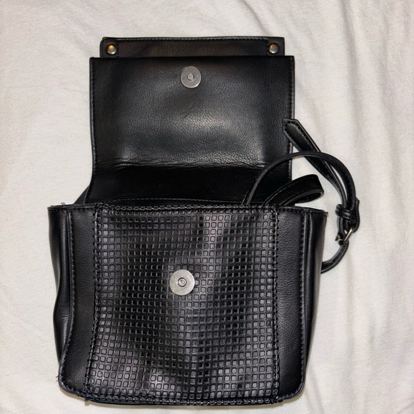 Classic Steve Madden Black Textured Crossbody Bag with Silver Details - Picture 6 of 8